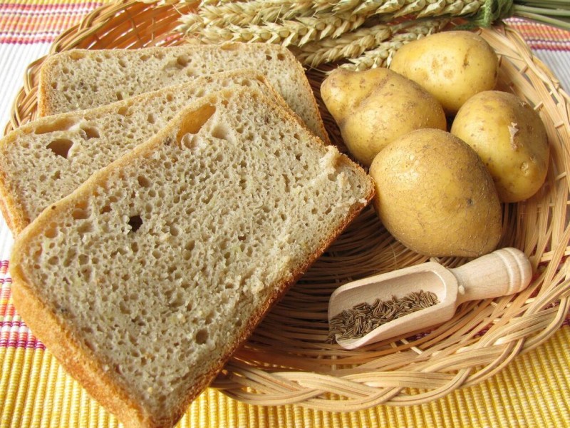 Минздрав призвал россиян есть меньше хлеба и картошки